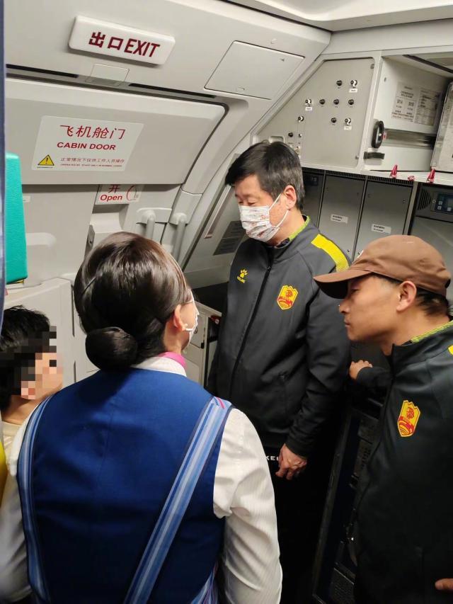 开云体育官方网站登陆-同机乘客突发身体不适 青岛红狮队医出手相救